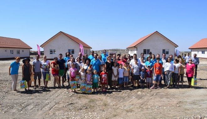 Opt familii din Cumpăna și-au văzut visul cu ochii. Au primit cheile noilor locuințe - cumpana1t-1567021759.jpg
