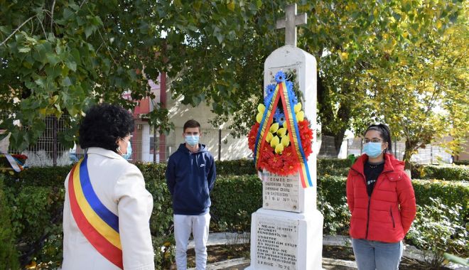 Ziua Armatei Române, sărbătorită cu flori pentru ostași, la Cumpăna - cumpana3-1635185663.jpg