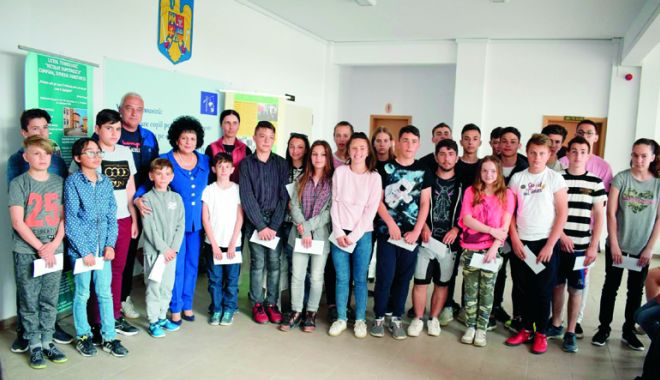 Elevii merituoși, răsplătiți cu burse de Primăria Cumpăna - cumpanaburse-1525175973.jpg