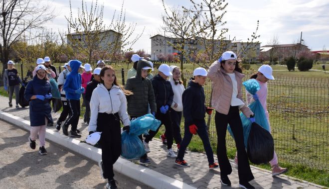 Administraţia locală din Cumpăna, împreună cu mai mulţi elevi şi profesori, a ieşit la curăţenie