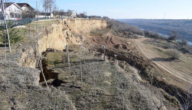 Vești bune pentru locuitorii din Cumpăna! Încep lucrările la malul surpat - cumpanainceplucrarile-1585929914.jpg