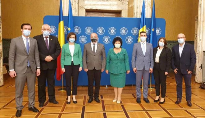 Primarul Mariana Gâju, prezent la o întâlnire oficială la Palatul Victoria - cumpanavaccinguvern-1619544379.jpg