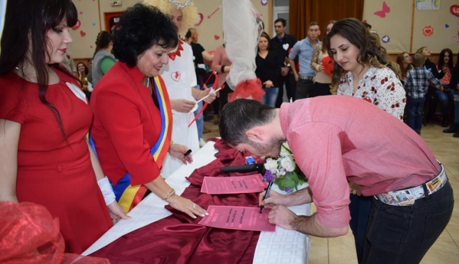 Primarul Mariana Gâju a oficiat căsătorii pentru o zi. Care a fost motivul - cumpanaziuaindragostitilor-1486913074.jpg