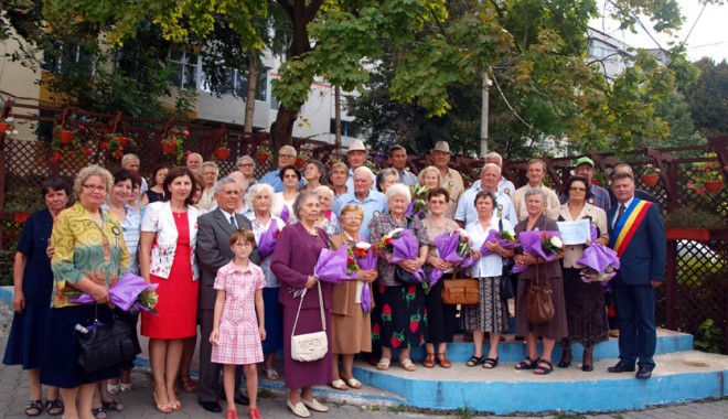 Cuplurile care au împlinit 50 de ani de căsătorie, sărbătorite la Medgidia - cumplurilecareauimplinitmedgidia-1409844929.jpg