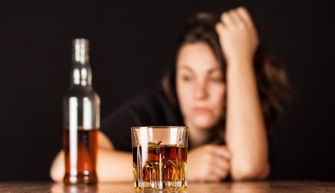 Vârsta medie la care tinerii încep să bea este 14 ani. Alcoolul le distruge sănătatea - cumpo539iscpadedependen539adealc-1530862699.jpg
