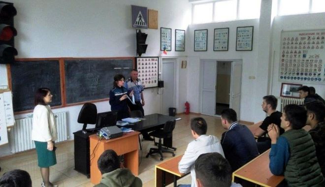 Polițiștii constănțeni, cu ochii pe elevii-șoferi - cuochiipeelevi-1525965436.jpg
