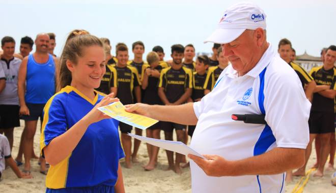 Cupe, diplome și premii speciale, la Oval 5 Beach Rugby - cupaovalrugby4-1435510213.jpg