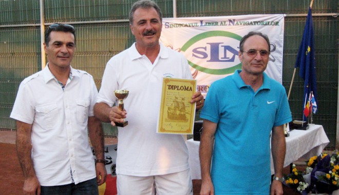 Cupe și diplome pentru finaliștii Cupei Zilei Marinei Române la Tenis de Câmp - cupazileimarinei4-1376835074.jpg