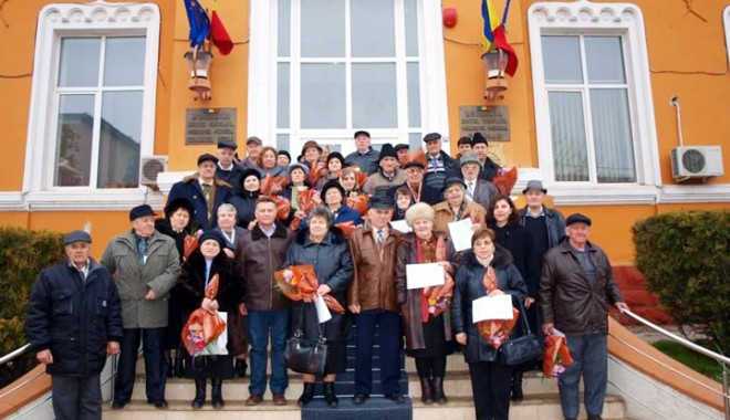 Cupluri care au împlinit 50 de ani de căsnicie, sărbătorite de primarul Marian Iordache - cupluricareauimplinit-1393358270.jpg