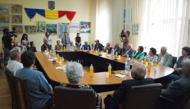 Cuplurile căsătorite  în urmă cu 50 de ani, sărbătorite  la Primăria Medgidia - cupluriledinmedgidia1-1435333138.jpg