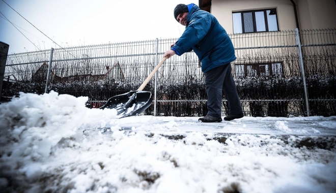 AVERTIZARE / Cei care nu își curăță zăpada din fața casei, blocului sau firmei riscă amenzi usturătoare - curatazapada-1483714119.jpg
