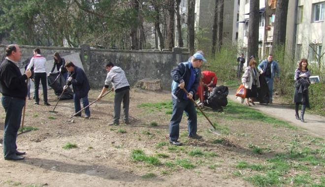 Constanța, codașă la voluntarii pentru curățenie în oraș - curateniedeprimavara670x460-1478344994.jpg