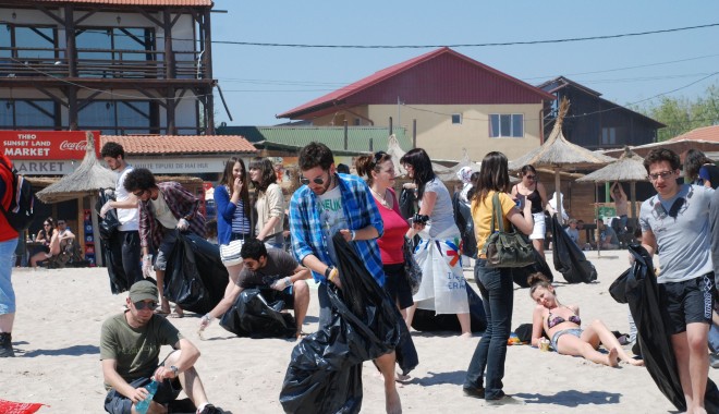 Studenții străini cu făcut curățenie în Vama Veche - curatenieplaje-1335859047.jpg