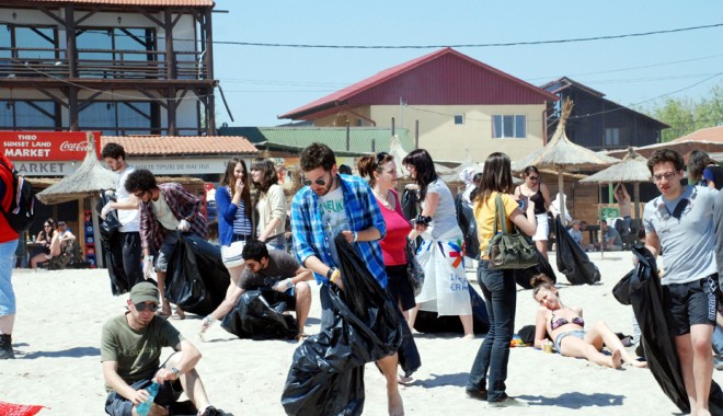 Tone de deșeuri reciclabile adunate de elevii constănțeni într-o lună de zile - curatenieplaje133588495113681864-1371650769.jpg
