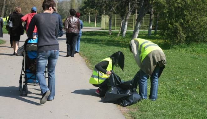 Acțiune de curățenie, în Portul Turistic și la Olimp - curatenietabacarie1431014734-1446206231.jpg
