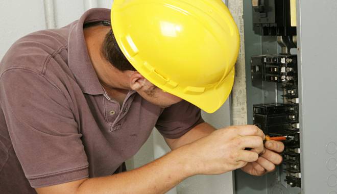Mai multe zone din Constanța, fără curent electric - curent-1418671213.jpg