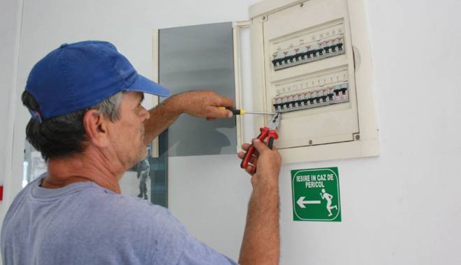 Mai multe zone din Constanța rămân, mâine, fără curent electric - curent-1429723856.jpg