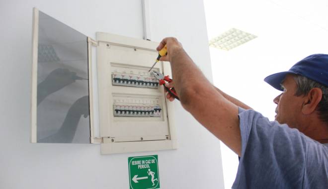 Lucrări ENEL. Află aici unde se oprește curentul electric, mâine, la Constanța - curent-1434986246.jpg