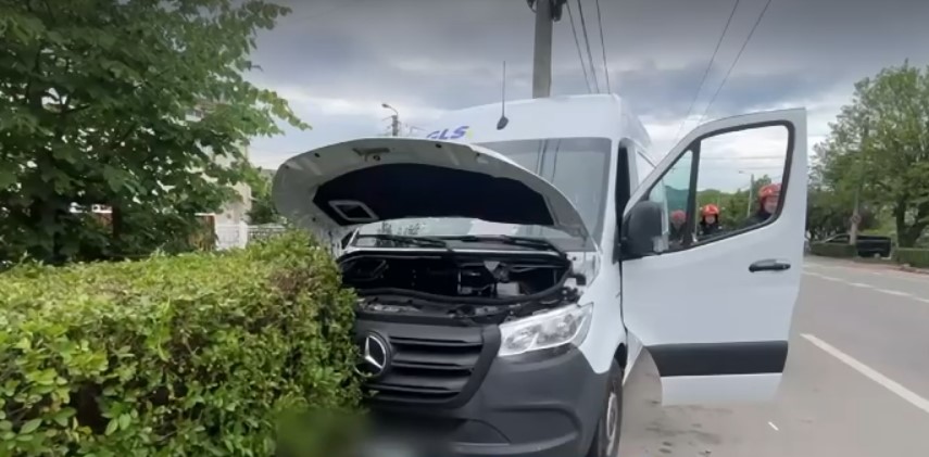 Momente dramatice. Un curier a făcut infarct la volan și a intrat cu dubița în mașini parcate