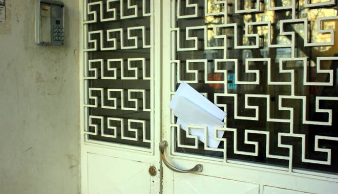 Curierii firmei Total Post își bat joc de locatarii unui bloc din Constanța - curierii-1454426712.jpg