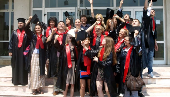 Uite cine a terminat facultatea - cursfestiv-1340718880.jpg