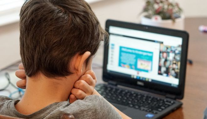 Cursuri online pentru 24 de clase din judeţ. Cinci profesori, confirmaţi cu SARS-CoV-2, în ultimele zile - cursuri-1632745012.jpg