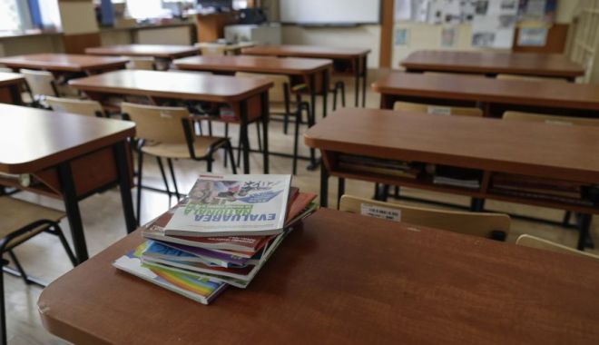 Cursuri școlare suspendate din cauza zăpezii și a viscolului
