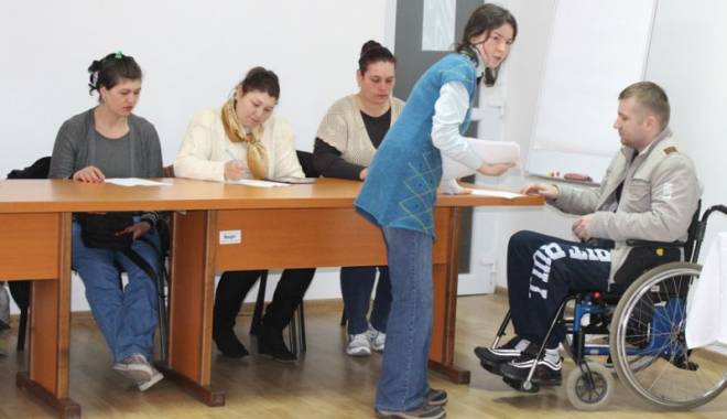 Persoanele cu dizabilități din Cumpăna învață meseria de florar-decorator - cursuricumpana-1426790928.jpg