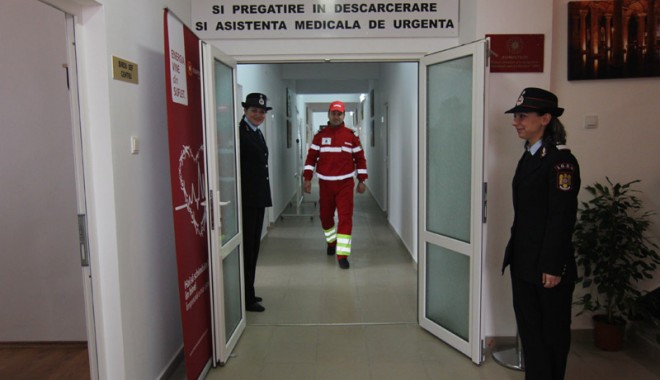 Centrul de pregătire a paramedicilor Constanța își începe activitatea - cursuridescarcerare-1384096715.jpg