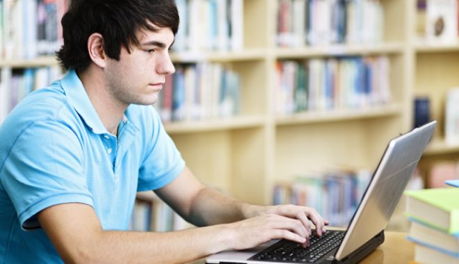 Cursuri online, la Universitatea 
