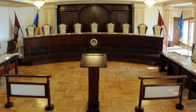 CCR ar putea da o decizie pe legea care interzice referirea la identitatea de gen în şcoli - curte-1608104197.jpg