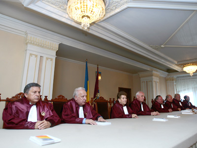 Cum justifică membrii CCR decizia de invalidare a referendumului - curteaconstitutionalaparaziti-1345547523.jpg
