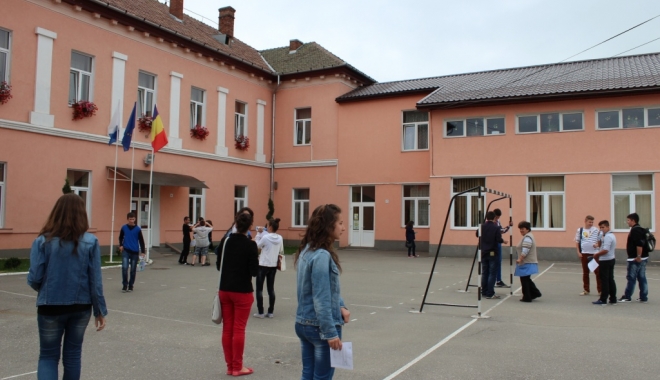 NOI MODIFICĂRI LA LEGEA EDUCAȚIEI. Amenzi uriașe dacă se intră așa într-o școală - curtescoala-1513703436.jpg