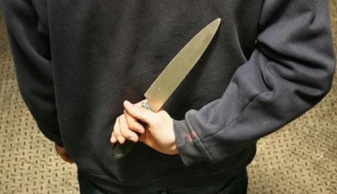 Un tânăr de 17 ani a amenințat cu cuțitul o vânzătoare pentru un pachet de țigări - cutit-1641736528.jpg