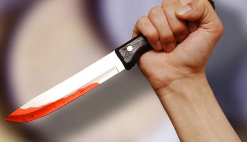 Femeie reţinută de poliţişti, după ce şi-a înjunghiat soţul de 13 ori