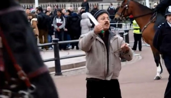 VIDEO/ Un individ cu două cuțite, pus la pământ de polițiști - cutit31469500-1359995059.jpg