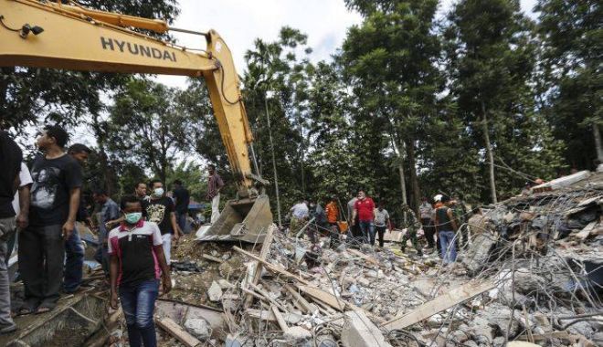 CUTREMUR DE 6,4 GRADE! SUNT MORȚI ȘI RĂNIȚI - cutremurinindonezia1epa-1532849988.jpg