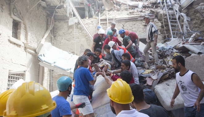 VIDEO ȘI IMAGINI DRAMATICE / 247 DE MORȚI după cutremurul din Italia. Printre victime sunt cinci români - cutremuritalia41-1472109518.jpg