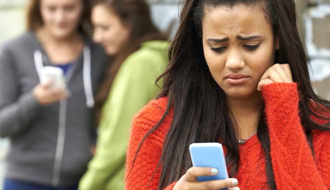 Amenințările sau difuzarea de imagini intime în mediul online vor fi sancționate - cyberbullying-1591792371.jpg
