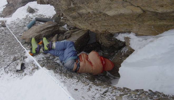 Imagini înfricoșătoare. Sute de cadavre umane zac de ani buni pe Muntele EVEREST - cyvp33e-1443189937.jpg