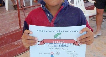 Turiștii fac galerie copiilor care joacă rugby pe nisip - d071aa99b2e94835d08dcae55ae2d128.jpg