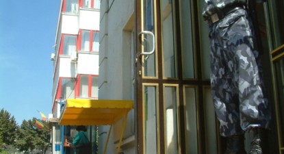 Un tânăr dat în urmărire generală și arestat în lipsă s-a predat, ieri, la Parchet - d1d35acfd20d413bbda1eae8e208f0b5.jpg