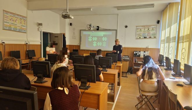 Polițiștii, prezenți în școlile din Ovidiu și Lumina, la discuții cu elevii - d1e185f78c1d4e1cb732544c2f722feb-1682411491.jpg