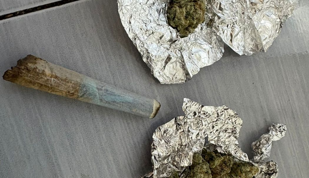S-a jucat cu norocul! Un bărbat a fost prins de jandarmi când fuma un joint, pe stradă - d2-1734423479.jpeg
