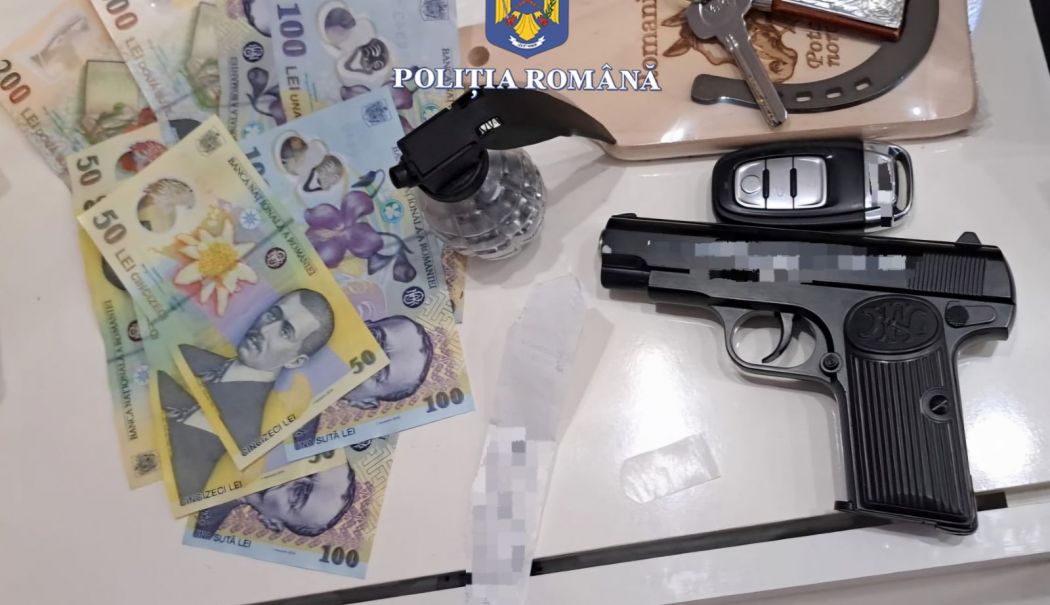Peste 1.000 de articole pirotehnice, un pistol airsoft şi 3.000 de lei, găsite de poliţişti în urma unor percheziţii, la Hârşova
