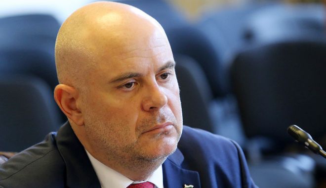 ATENTAT! Procurorul şef a scăpat cu viață, în urma exploziei unui dispozitiv la trecerea maşinii sale