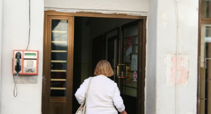 Pensionarii pun gogoșari și cumpără lemne cu bani de la Casa de Ajutor Reciproc - d3b5cb5dec3aa02af6dd16a5738b6b04.jpg