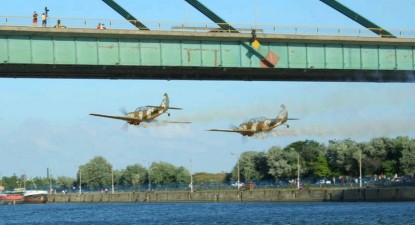 Au trecut cu avioanele pe sub podul de la Agigea (galerie foto) - d4c30826b45b266be3721a5e278fd8d9.jpg