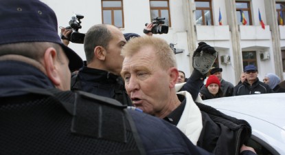 Un fost angajat al Primăriei Constanța, urcat cu forța în duba jandarmilor - d592aca55c5179a7658bd3ccc0baf63d.jpg