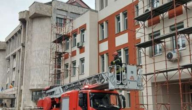 Un bărbat a urcat pe clădirea Spitalului Judeţean şi ameninţă că se aruncă în gol - d5bb517db7b543a1b2caac177fa5c2e8-1677240012.jpg